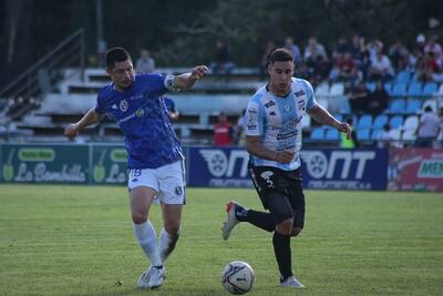 El volante danzarín Juan Rodrigo Rojas, traslada el esférico ante la presencia del zaguero central albiceleste Gustavo Navarro. (Foto: APF)