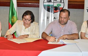 La intendenta de San Ignacio, Cristina Ayala, y el ministro de Desarrollo, Mario Varela.