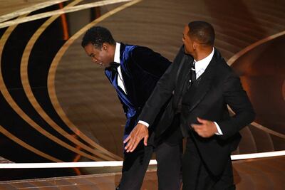 El actor Will Smith abofetea a Chris Rock durante la ceremonia de entrega de los Oscar.