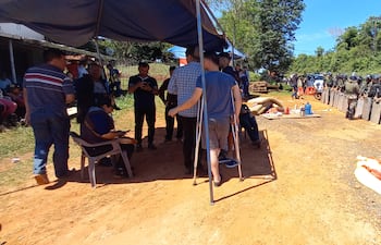 Los pobladores de Blas Garay se encuentran apostados en el cruce desvío San Pedro para exigir una salida directa hacia el oeste del país.