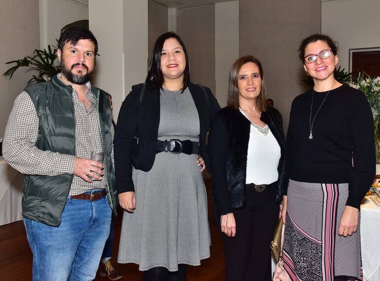 Julio Mayeregger, Romy Ortiz, Larissa Rejalaga y Lourdes González.