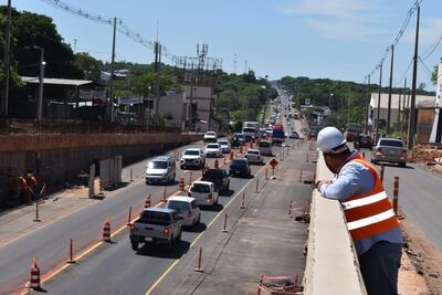 Largas colas de vehículos se generan en todo momento para pasar por el futuro túnel de tres bocas.