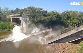 Cayó un puente en Villa Hayes, pero sin heridos ni fallecidos afortunadamente.