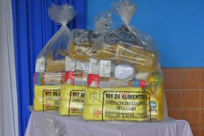 Kits de alimentos entregados a cada familia de la comunidad educativa en Villarrica.