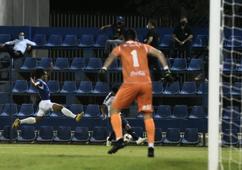 Intento de Arzamendia por arriba, observa expectante Centurión.