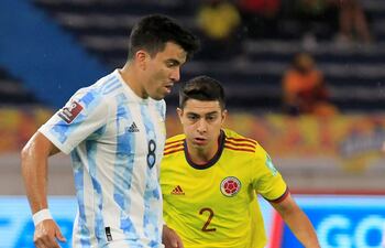 El jugador Stefan Medina (d) de Colombia disputa el balón con Marcos Acuña de Argentina.