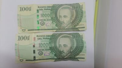 Dinero con el que supuestamente intentaron sobornar a un policía.