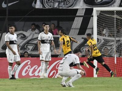 Los jugadores de Olimpia lamentan el gol de Raúl Cáceres, futbolista de Guarani, en el clásico más añejo en el estadio Manuel Ferreira por la décima fecha del torneo Apertura 2023 del fútbol paraguayo.