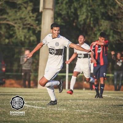 Allan Wlk de Olimpia, marcó su noveno gol en el torneo.
