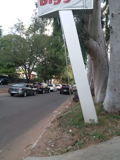 Veredas ocupadas, sin paso para el peatón