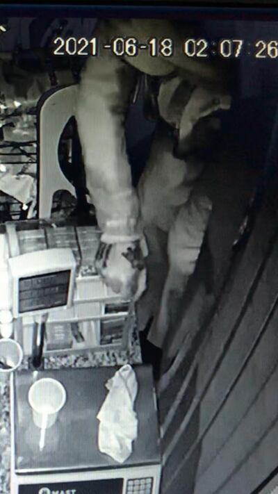 Imágenes del circuito cerrado de la bodega en que se observa el tatuaje del presunto autor.