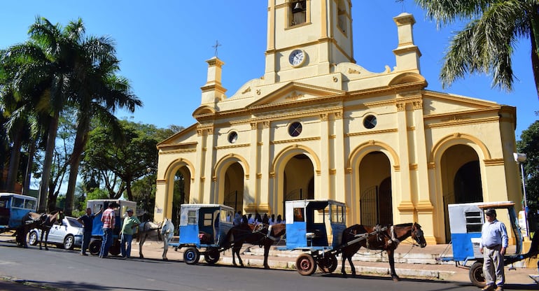 Asociación de karumbeseros frente a la Catedral Espíritu Santo de Villarrica.