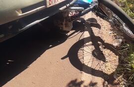 Auto sobre moto de asaltantes.