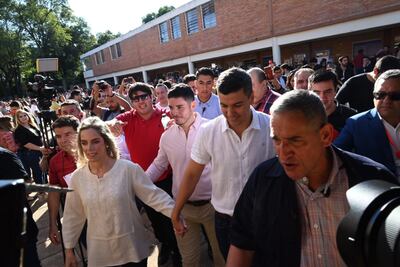 Santiago Peña saliendo del local de votación.