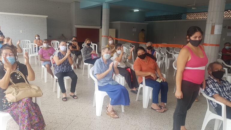 Adultos mayores celebrando la llegada de las vacunas contra el COVID-19 en Barrio Obrero.