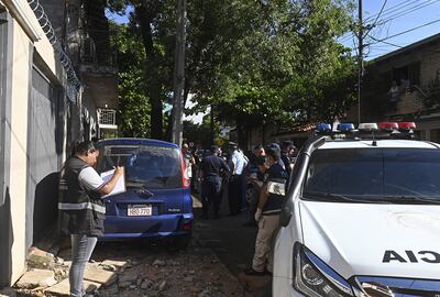 Vehículo azúl en el que se desplazaba la víctima de los sicarios en barrio Obrero.