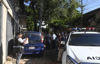 Vehículo azúl en el que se desplazaba la víctima de los sicarios en barrio Obrero.