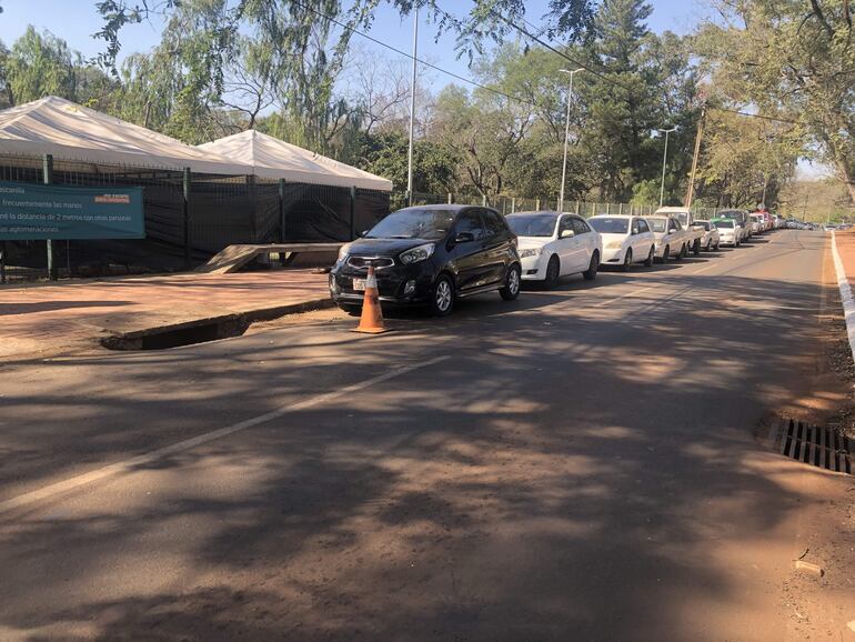 Una fila de vehículos en el autovac del Área 1 de CDE, a espera de la vacunación de mañana lunes con la segunda dosis de Pfizer.