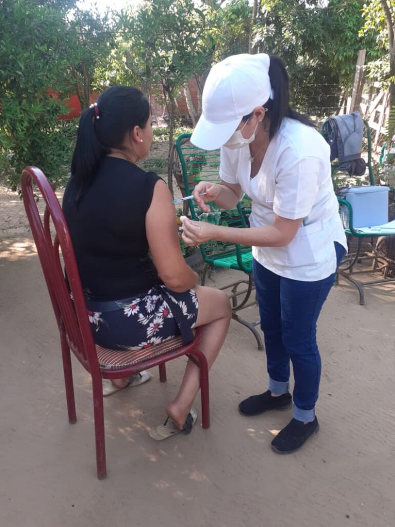 Brigada de vacunadores recorren comunidad de la Isla Yasyretá