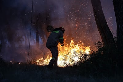 Un bombero combate las llamas en Megara, al oeste de Atenas.