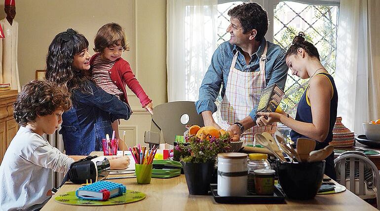 “10 días sin mamá” presenta a un marido que debe lidiar con sus hijos y las tareas del hogar.