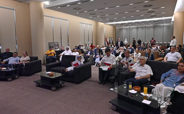 Parte de los más de 60 invitados que participaron ayer de la recepción y almuerzo ofrecido por el encargado de negocios de la Embajada del Estado de Qatar en Asunción, Saeed Hamad Al Marri.