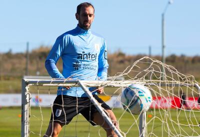 Fotografía cedida por la Asociación Uruguaya de Fútbol (AUF) del jugador Diego Godín, en un entrenamiento en Montevideo (Uruguay).