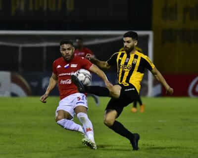 Ríos revienta el balón ante la presencia de Orzusa