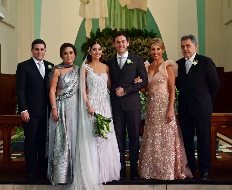 Los padrinos Luis Vasconsellos y Rossanna Gadea de Vasconsellos; Claudia Vallejo y Miguel Doldan.