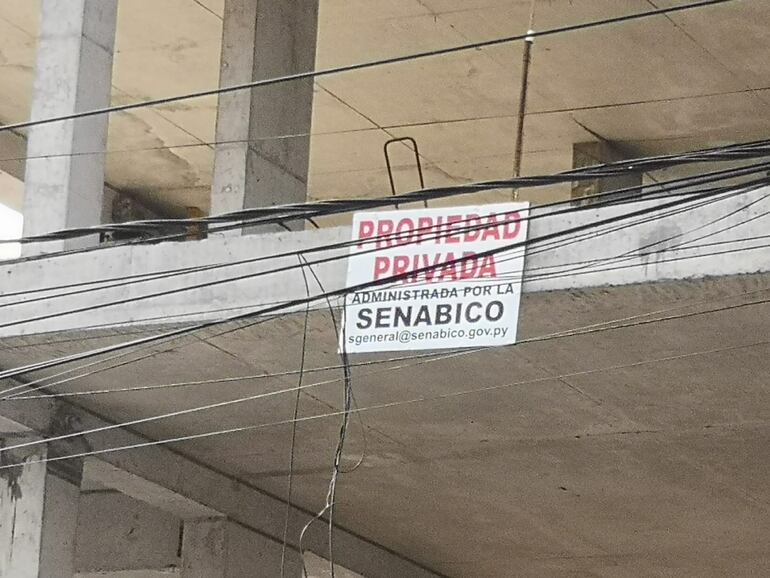 Propiedad incautada en zona de Villa Morra con cartel del SENABICO.