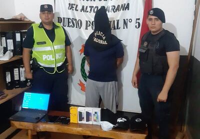 Néstor Omar Medina Espínola, en la sede policial con las evidencias incautadas.