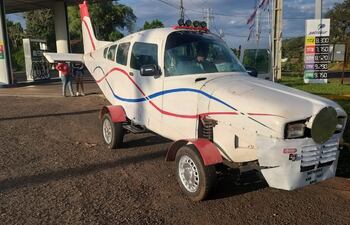 Este es el "avion" construido por el mecánico Juan Villalba sobre una estructura de un automóvil, con el cual se dedicaba a dar paseos turísticos.