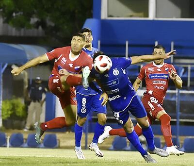 Peligroso puntín de Luis Cabral casi en la cabeza de Portillo que terminará en el gol del empate de 1-1 de Nacional que celebró anoche en Villa Elisa.