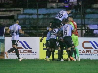 Los jugadores de Guaireña celebran el tanto de Marcelo Acosta para el triunfo sobre Olimpia por a fecha 16 del torneo Apertura 2023 del fútbol paraguayo en el estadio Parque del Guairá, en Villarrica, Paraguay.