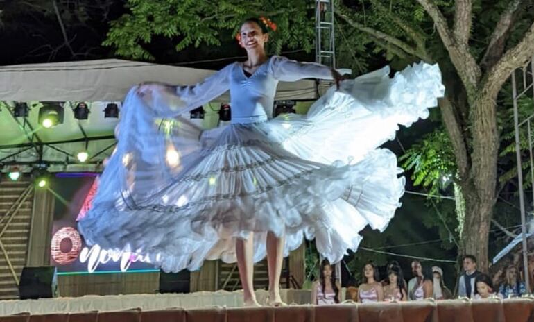 Uno de los espectáculos de danza en la Plaza de los Héroes, escenario de la Expo Cuero Atyrá. Las presentaciones seguirán hasta el cierre de la muestra, previsto para el 9 de octubre.