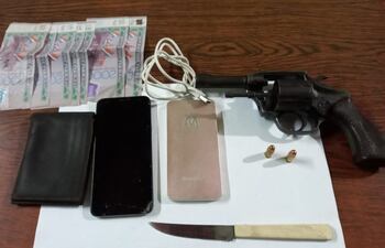 En el poder del detenido fueron hallados un arma blanca y de fuego, además de un celular y dinero en efectivo.
