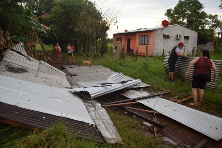 El techo de la vivienda voló por completo y cayó a varios metros.