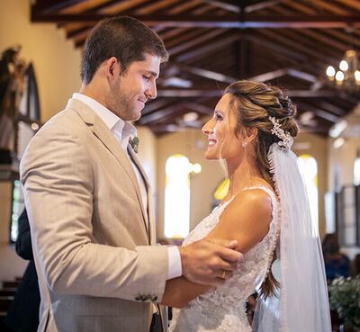La pareja dio el sí ante el altar de la iglesia Nuestra Señora de la Asunción de San Bernardino.