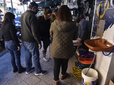 En todos los comercios del Mercado 4 hay lavabos instalados. Algunas tiendas, sin embargo, toman los pedidos de sus clientes directamente desde la puerta.
