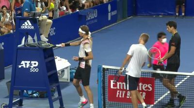 Alexander Zverev golpea con la raqueta la estructura de la silla en la que está ubicado el juez del partido de dobles del Abierto Mexicano.