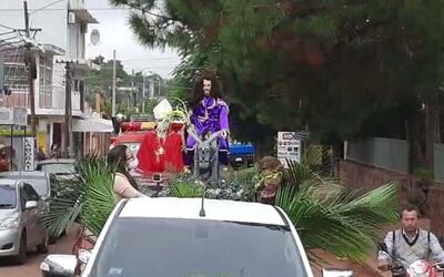 Caravana encabezada por una carroza con el Señor de las Palmas por las principales calles de Carapeguá.