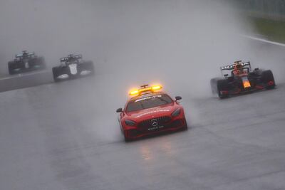 El coche de seguridad lidera a los monoplazas de Fórmula 1 durante el Gran Premio de Fórmula 1 de Bélgica, en el circuito de Spa-Francorchamps en Stavelot, Bélgica, el 29 de agosto de 2021.