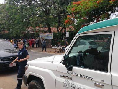 Ambulancias frente a locales electorales con mayor aglomeración.