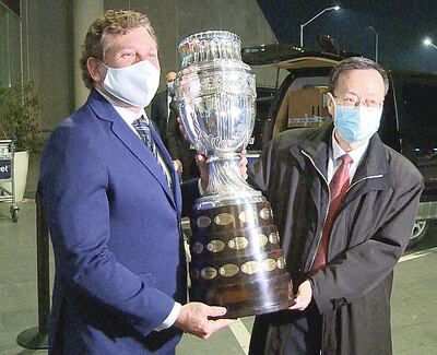 Domínguez con   Wang Gang, embajador chino.