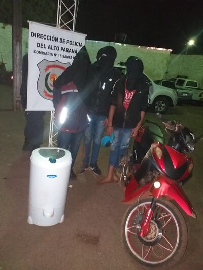 La motocicleta y la centrífuga fueron recuperadas del poder de los tres sospechosos.