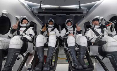 Los astronautas Shannon Walker, Victor Glover, Mike Hopkins y Soichi Noguchi dentro de la cápsula que los trajo de vuelta a la Tierra, este domingo.