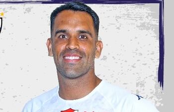 Carlos Rolón, zaguero del Nacional de Paraguay.