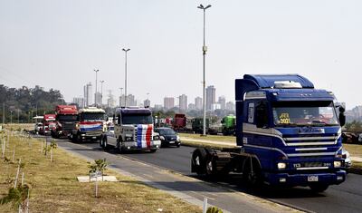 Mientras ellos conversan y aprueban, el pueblo pierde