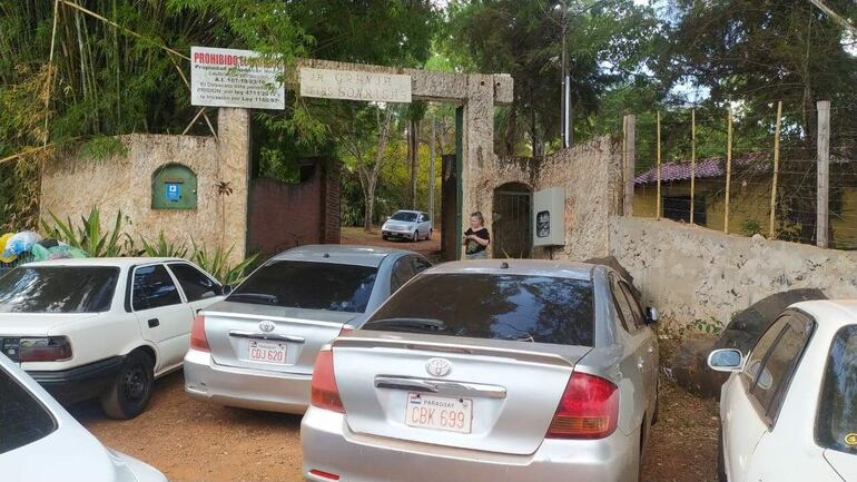 El acceso de los vecinos fue obstruido por varios vehículos.