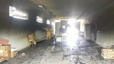 Bomberos trabajan en el enfriamiento de una habitación afectada por el incendio en la subestación de la ANDE en Santa Rosa del Aguaray.